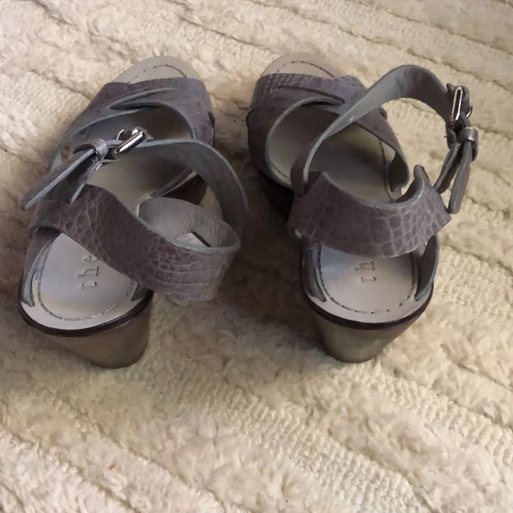 Theory Gray Sabrina Wedge Sandals size 40 crocodile pattern wooden platform heel
